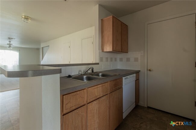 Building Photo - 102 E Robin Ln
