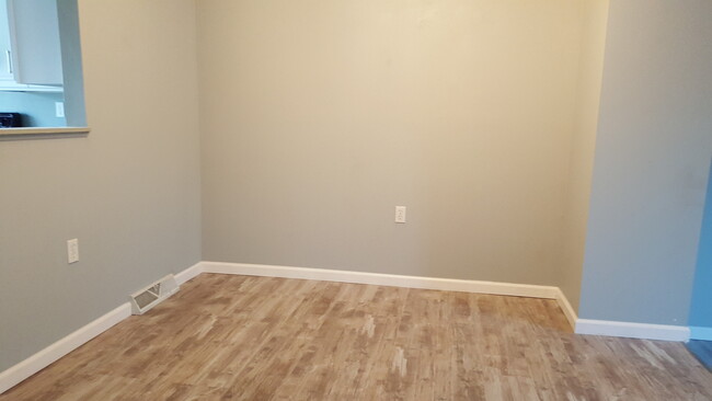 Building Photo - Spacious 3 Bedroom, 1 Bath Townhome in Hav...