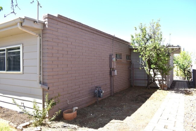 Building Photo - Lap Pool included