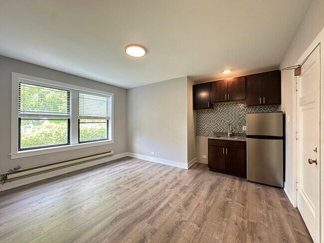 Building Photo - 4551 N Damen Ave