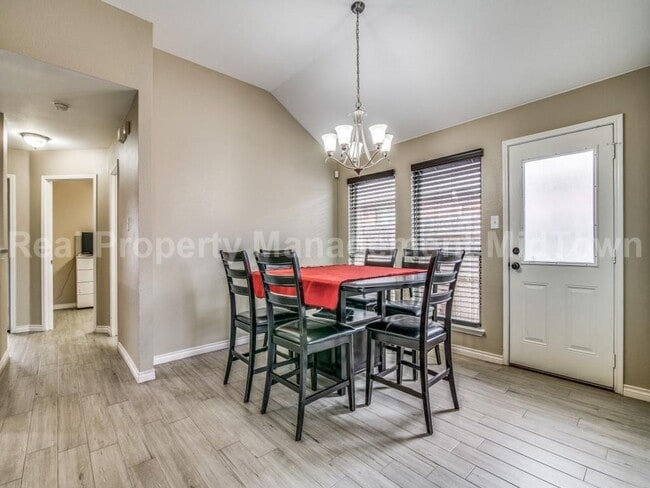 Building Photo - Stylishly Updated 3-Bedroom Home with Modern Touches & Prime Location!