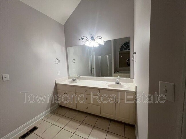 Building Photo - 305 W Summerchase Dr