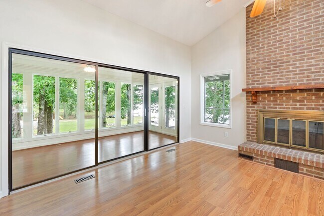 Building Photo - 3 Bedroom Contemporary Carolina Trace Home...
