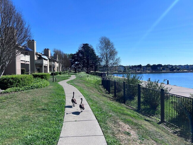 Building Photo - 198 Lakeshore Ct