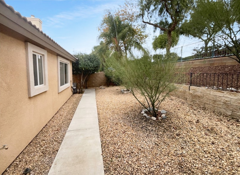 Building Photo - 758 Hillview St