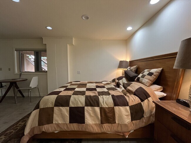 Building Photo - Charming Portland Retreat with Lush Garden, Forest Backdrop & Stylish Updates — Steps to OHSU