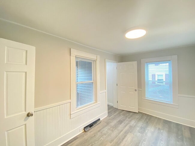 Building Photo - 8 Parkinson Ct