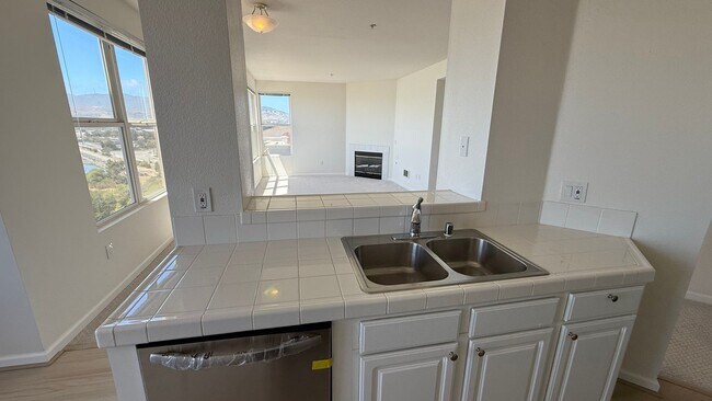 Building Photo - Epic REA - Top floor, Sweeping Views, 3 BR...