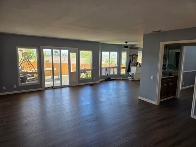 Building Photo - Large 3 bedroom home in quiet neighborhood cul-de-sac with amazing views