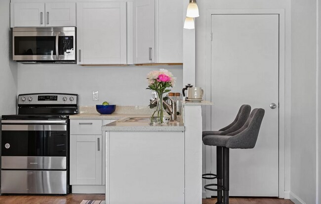 Building Photo - Adorable Remodeled Studio! Walk to Lake Merritt, Trader Joes, Whole Foods! Parking Included!