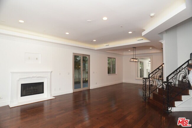 Building Photo - 2005 Robinson St