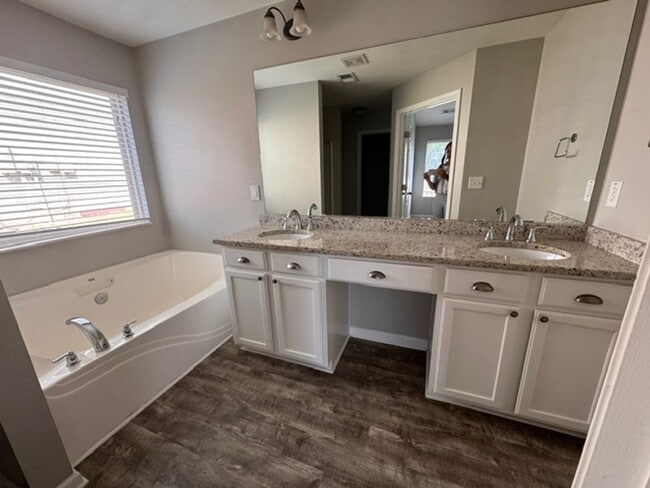 Building Photo - 333 Linman Dr