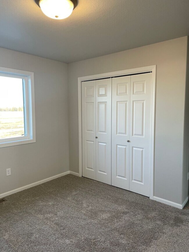 Building Photo - 3 Bedroom 2 1/2 bath - South Fargo