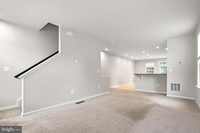 Building Photo - 716 River Crest Way