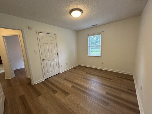 Building Photo - 409 Maplehurst Dr