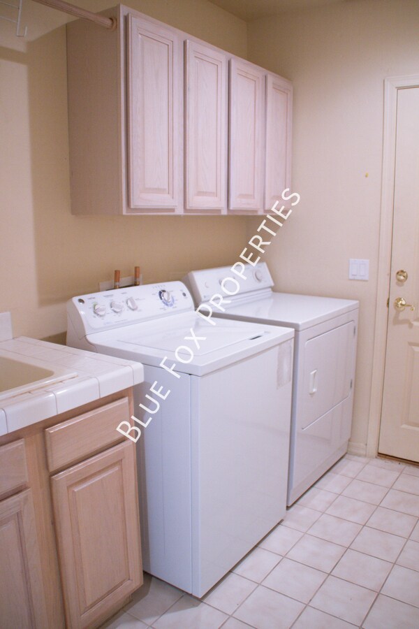 Building Photo - 4131 E Hawks Wing Dr