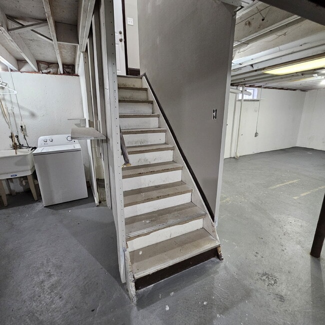 Building Photo - 3 Bedroom Ranch, Eat-In Kitchen, All Appliances, Big Basement with Extra Storage, 2 Car Garage.