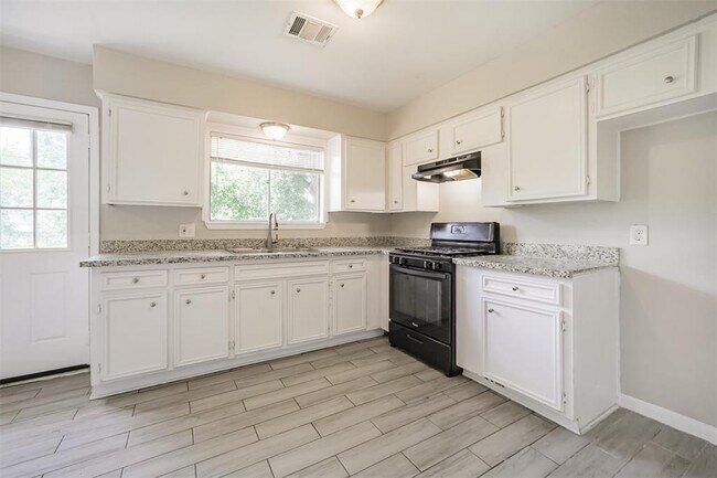 Building Photo - 1306 Glencrest Dr
