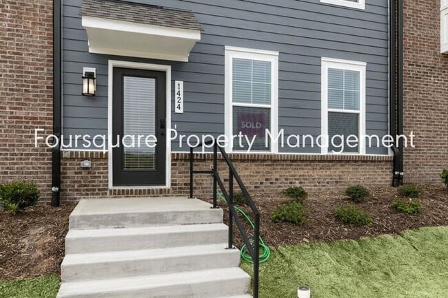 Building Photo - Town Home! | Entry Level Guest Suite With ...