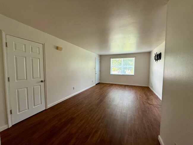 Interior Photo - 1343-MF18-E2