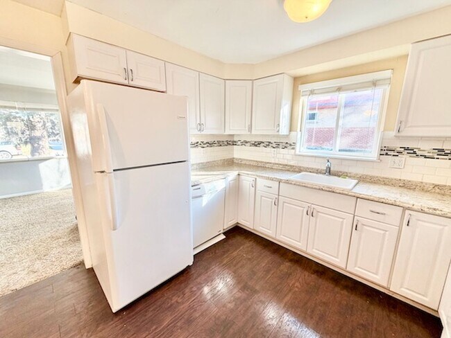 Building Photo - DEC RENT FREE FOR A LEASE STARTING BY NOV 15TH! - BRICK HOME WITH FINISHED BASEMENT