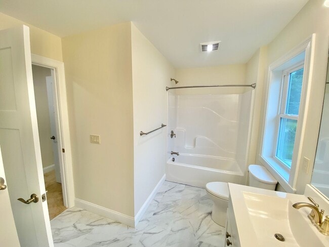 Building Photo - 3 Bedroom Townhouse Essex Junction VT Avai...