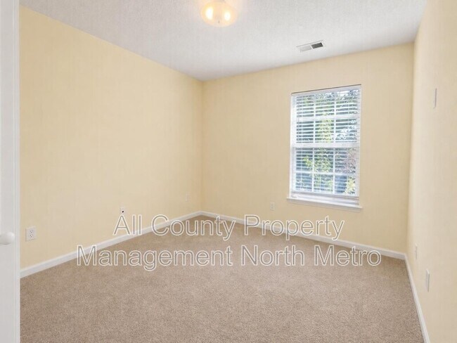 Building Photo - 135 Primrose Dr