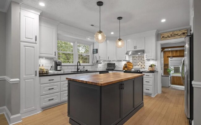 Building Photo - NEW LISTING!!!!!