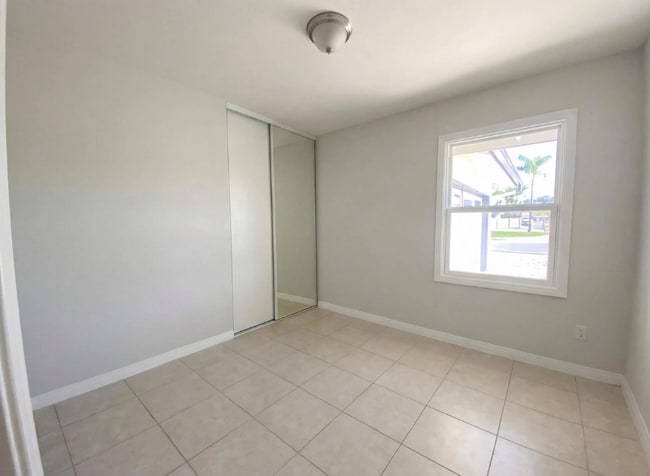 Building Photo - 896 Salina St