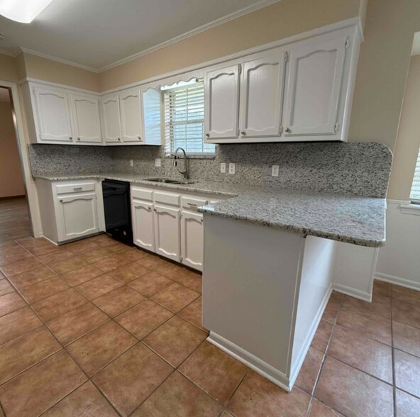 Building Photo - 3011 Cavalier Dr