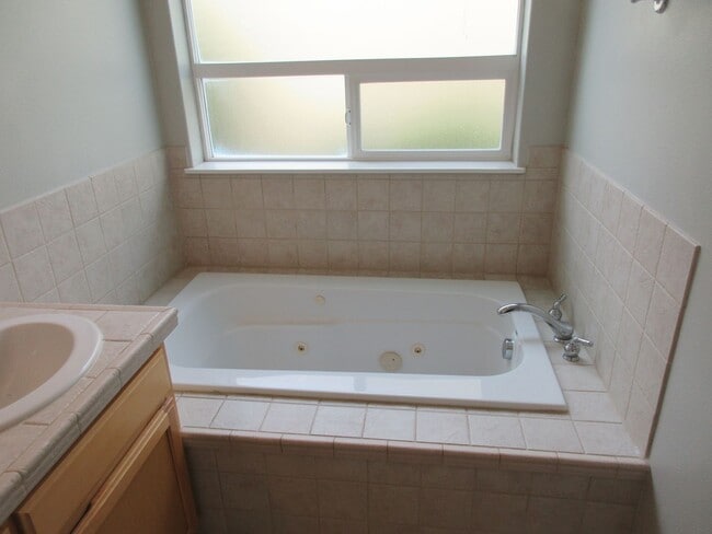 Building Photo - Beautiful Three Bedroom in Silverton