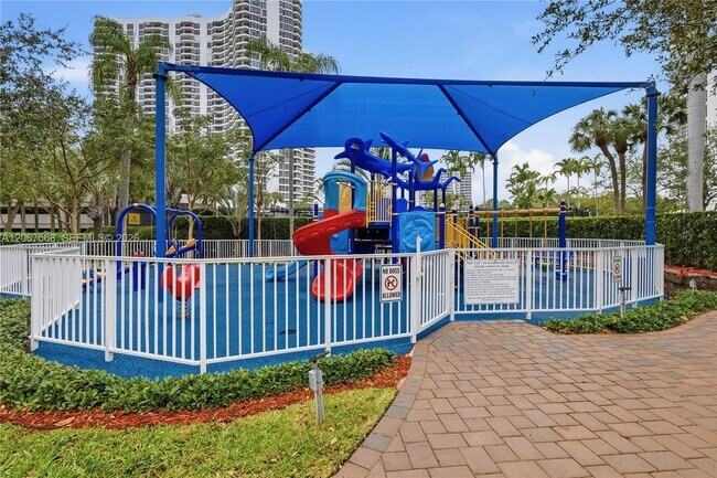 Building Photo - 3500 Mystic Pointe Dr