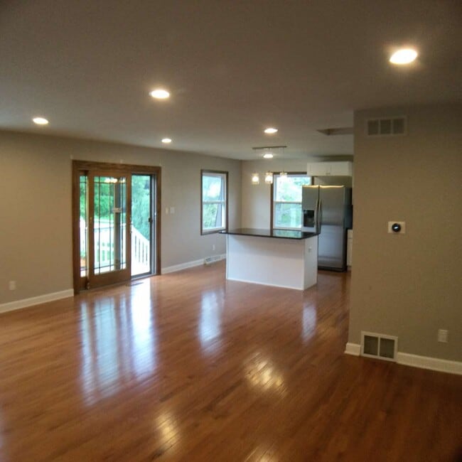 Building Photo - 201 W Oak St