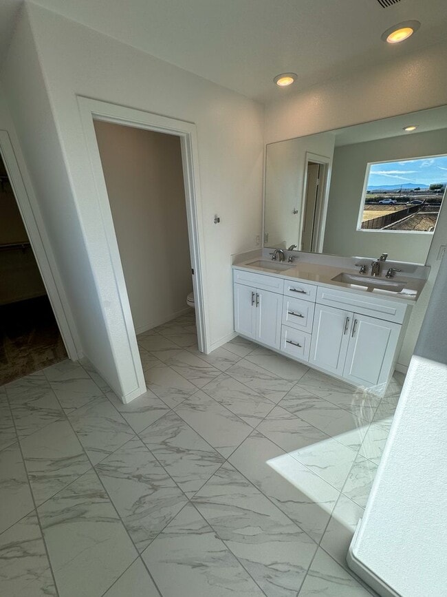 Building Photo - 5 bedroom Murrieta home for LEASE!