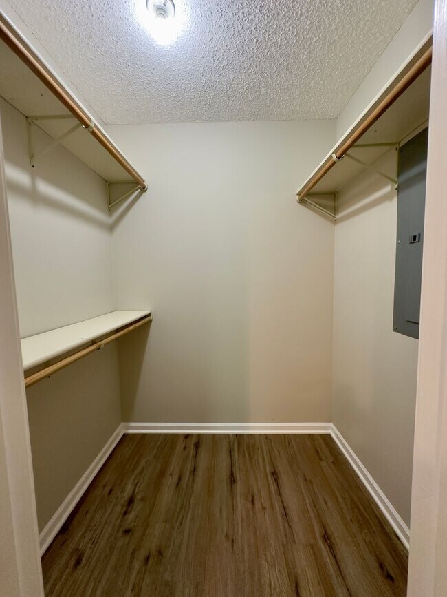 Building Photo - 527-690-692-IO