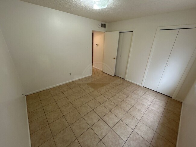 Building Photo - 2108 Hunt Dr