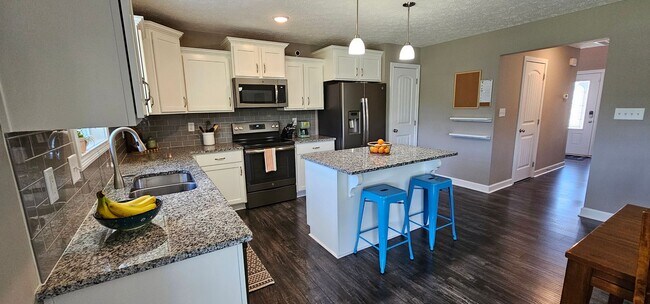 Building Photo - 6 Month Lease! Close to Exit 8 I-24! IMMACULATE!! 4 bed/2.5 Bath, 3 car garage/fenced in backyard...