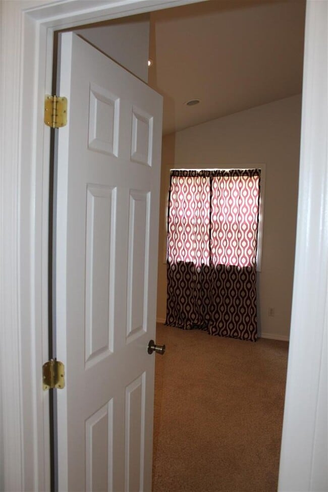 Building Photo - 3 Bedroom, 2 Bathroom house!