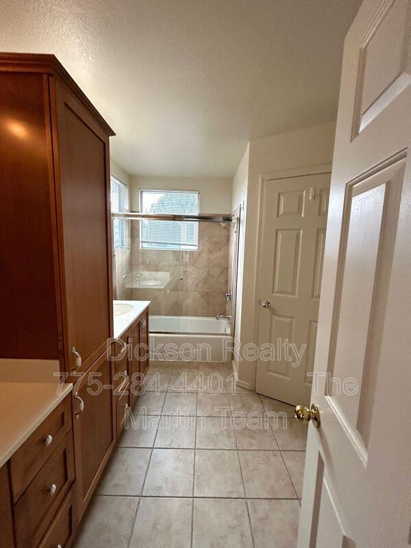 Building Photo - 956 Edgecliff Dr