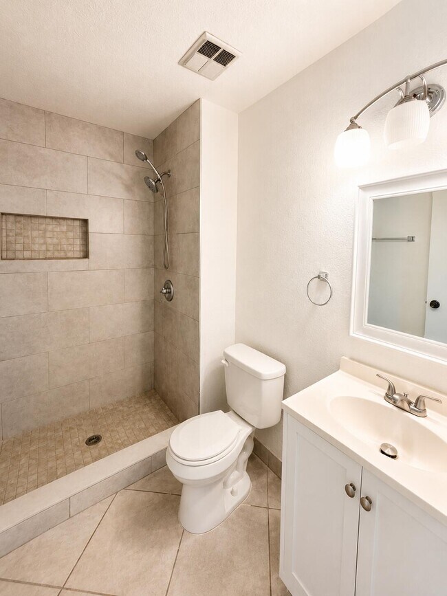 Building Photo - 5728-5728 Blueberry Ct