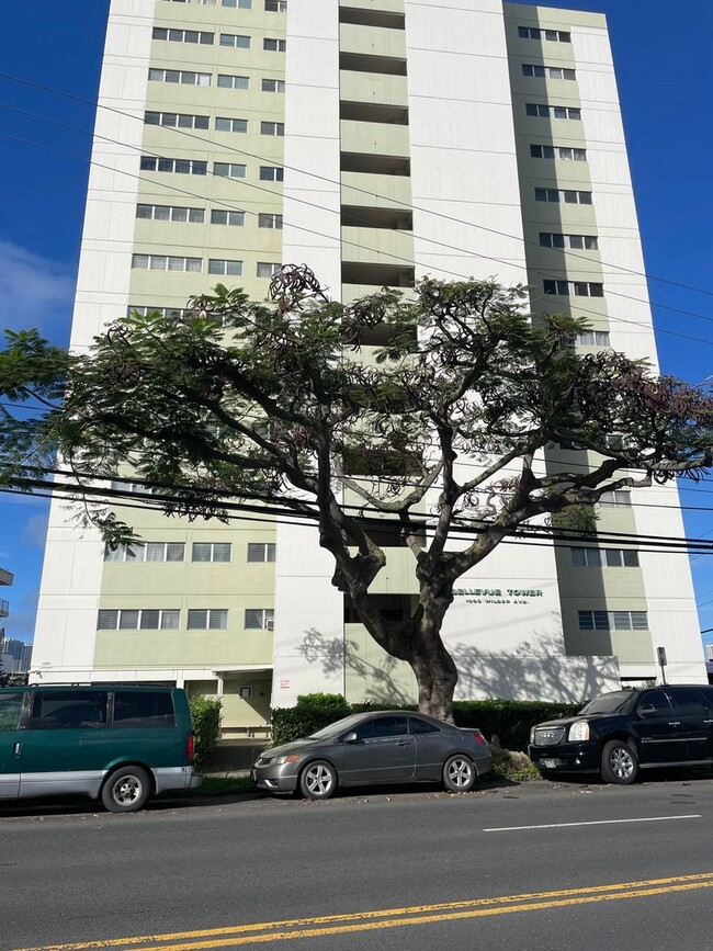 Building Photo - Makiki - Bellevue Tower - 3 Bdrm/2 Bath/ 1...