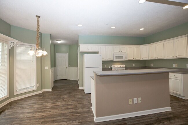 Building Photo - 380 Sullivan Dr