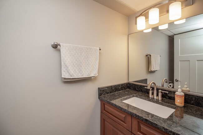 Building Photo - 597 Nash Rd