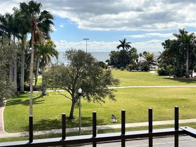 Building Photo - 1120 N Shore Dr NE