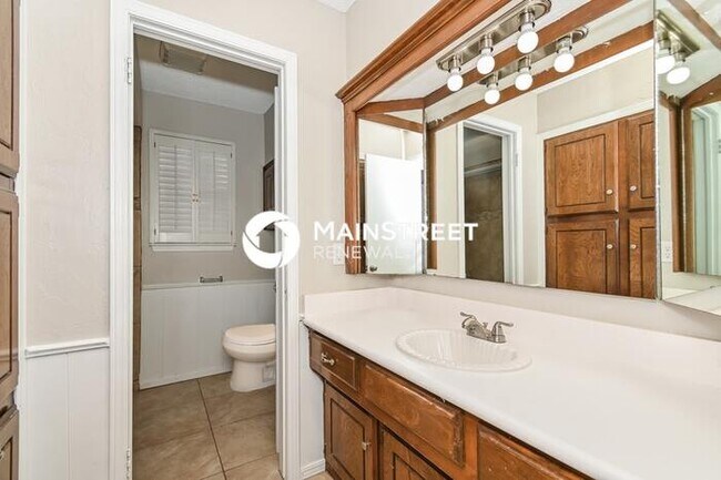 Building Photo - 4 Bedroom Pet-Friendly Home in Oklahoma City, OK with Main Street Renewal