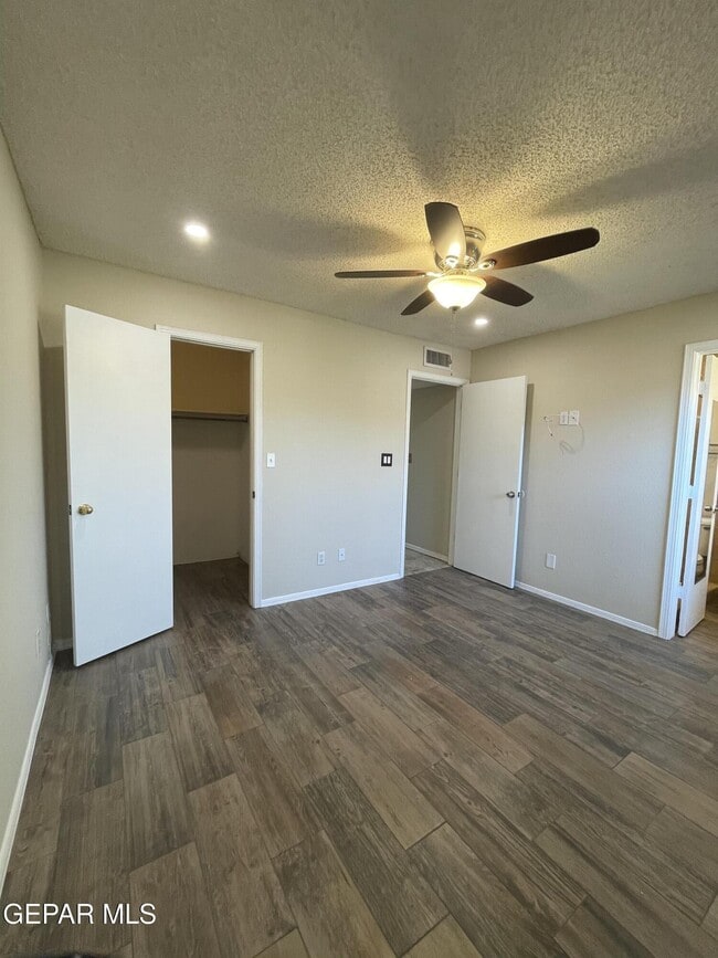 Building Photo - 5432 Thornridge Cir