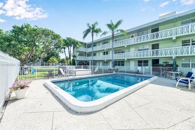 Building Photo - 1900 NE 8th Ct