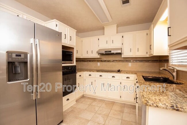 Building Photo - 7032 Robin's Nest Dr