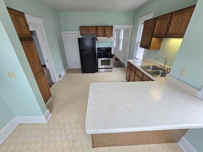 Building Photo - 615 Pekin Ave