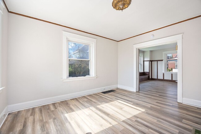 Building Photo - Evanston- Charming 3 bedroom 1 Bath